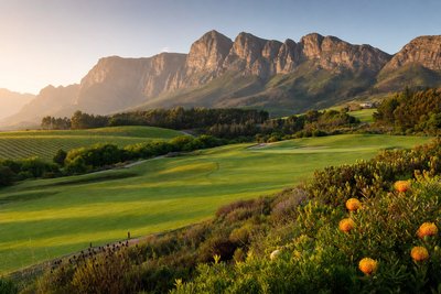 Erinvale Golf Club im Weinland mit Bergpanorama